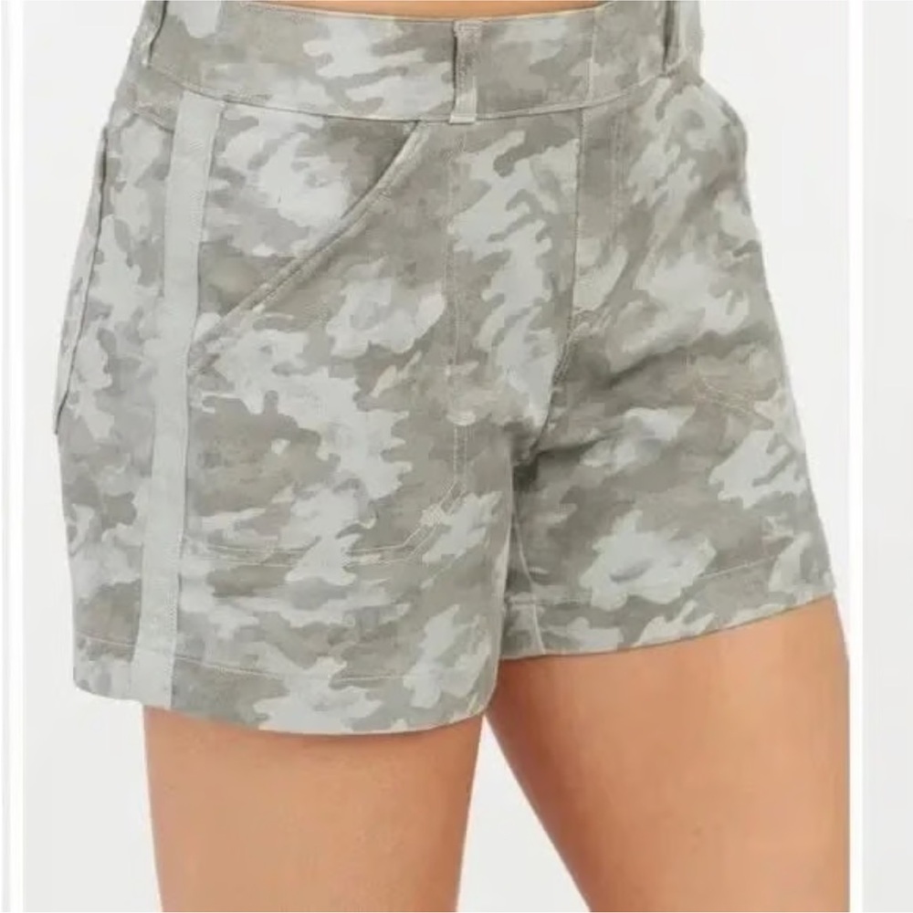 Spanx Stone Wash Olive Green Camo Stretch Twill Women's Shorts Size Large